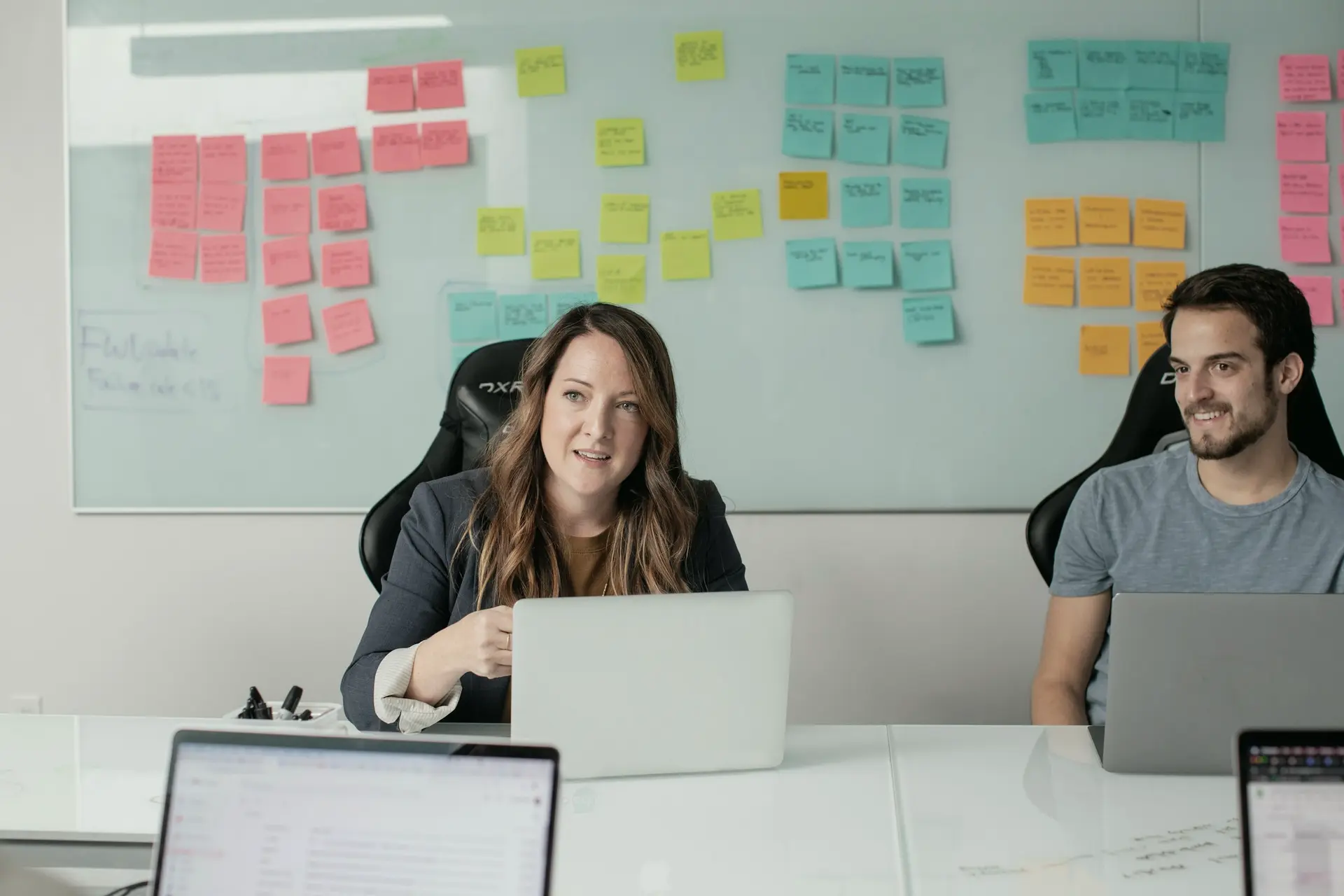 A team collaborating in front of a planning wall